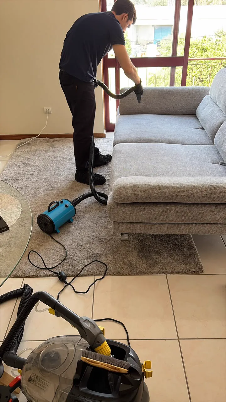 Técnico da Norte Estofos a higienizar um estofo ao domicílio
